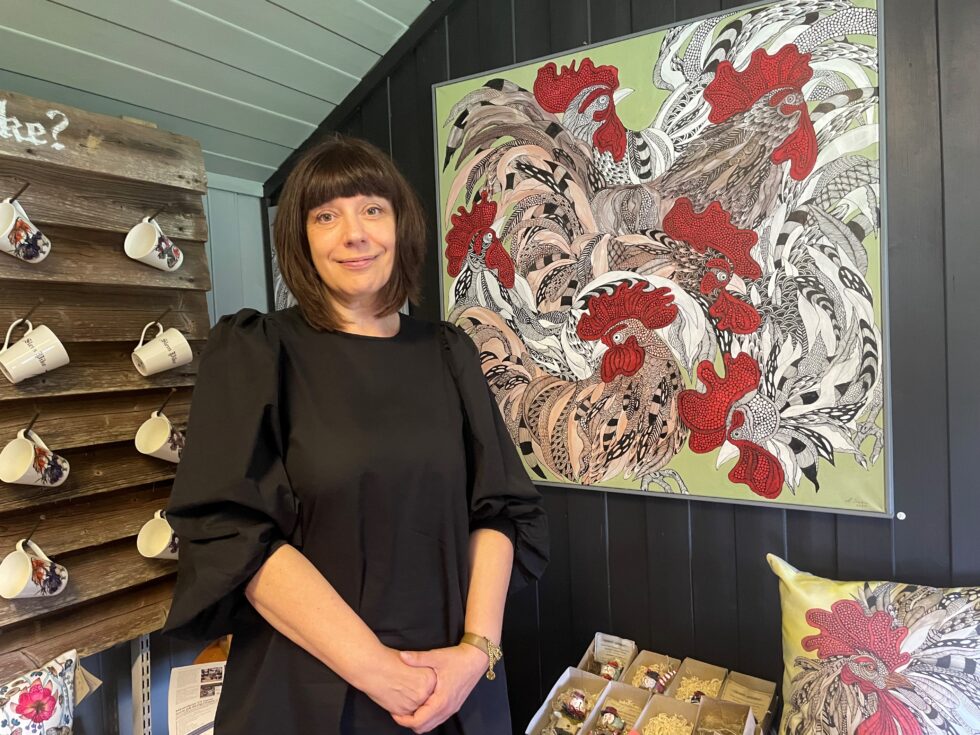 Anna Strøm har blitt bitt av basillen, og elsker å leve av kunsten. Her er hun foran favoritt-maleriet sitt.