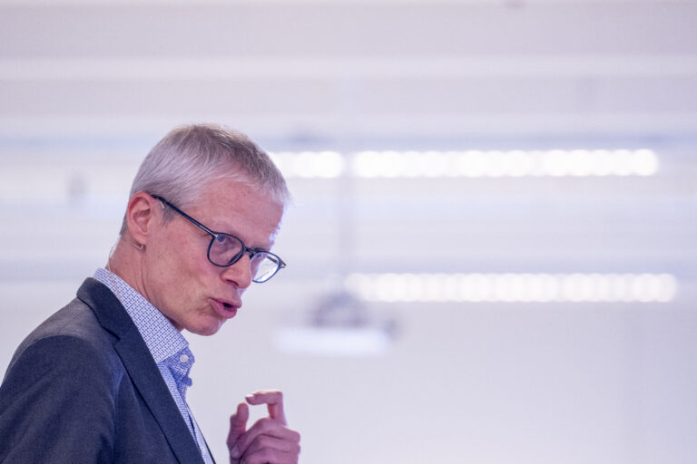 Nav-direktør Hans Christian Holte sier at selv om ledigheten steg i juli, er det er mange ledige stillinger og gode muligheter for å komme seg inn på arbeidsmarkedet.