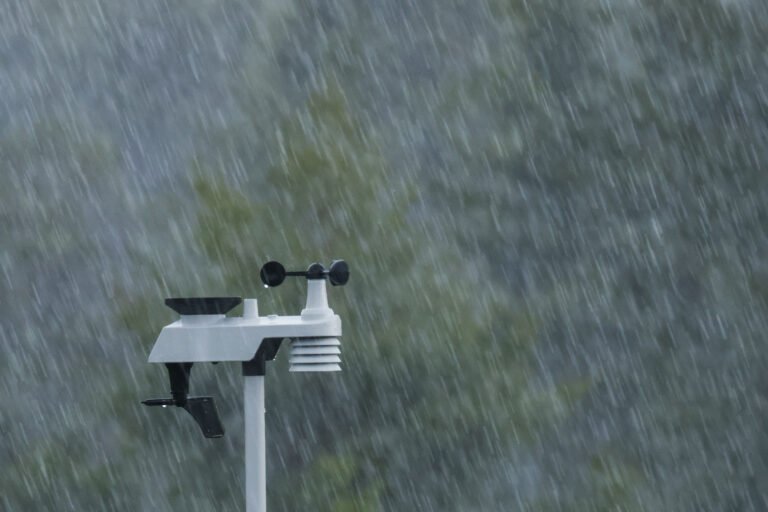 Meteorologene registrerer stadig mer intenst og plutselig regn i Norge. Her er en vind- og nedbørsmåler i styrtregn.