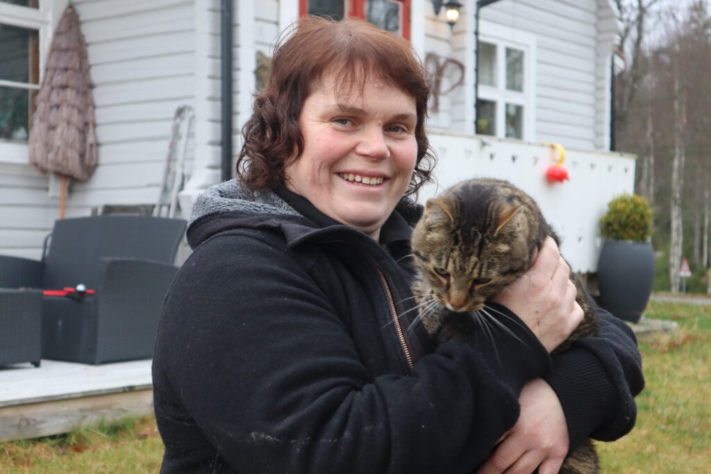 Eidskog Bondelag inviterer til åpen gård hjemme hos Ingegerd Pramm Platek. Katten Herr Monsen er bare en av mange dyr man kan få hilse på.