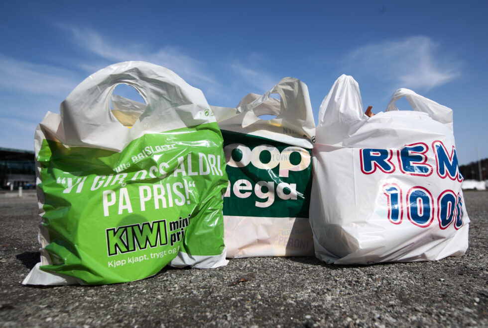 Fra i dag blir plastposene dyrere.