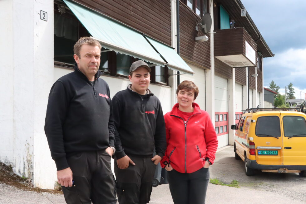 Lars Erik Karlsson (t.v.), Magnus Karlsson og Karianne Hauga fra Kr Repseth Auto gleder seg til overtakelse i september.