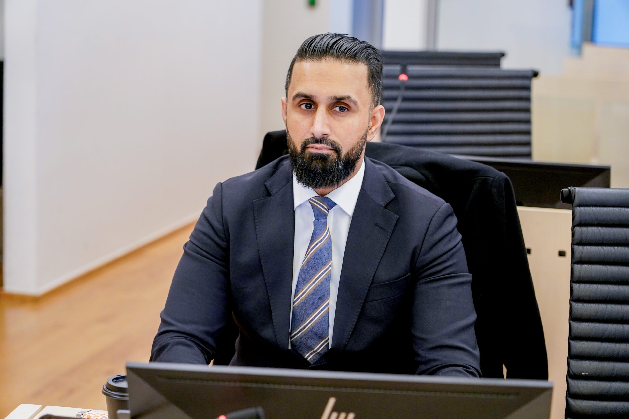 Advokat Usama Ahmad rådet eidskogingen til ikke å anke besøksforbudet. I tillegg til siktelsen for trusler mot Kongsvinger-legen, er mannen siktet for vold i nære relasjoner