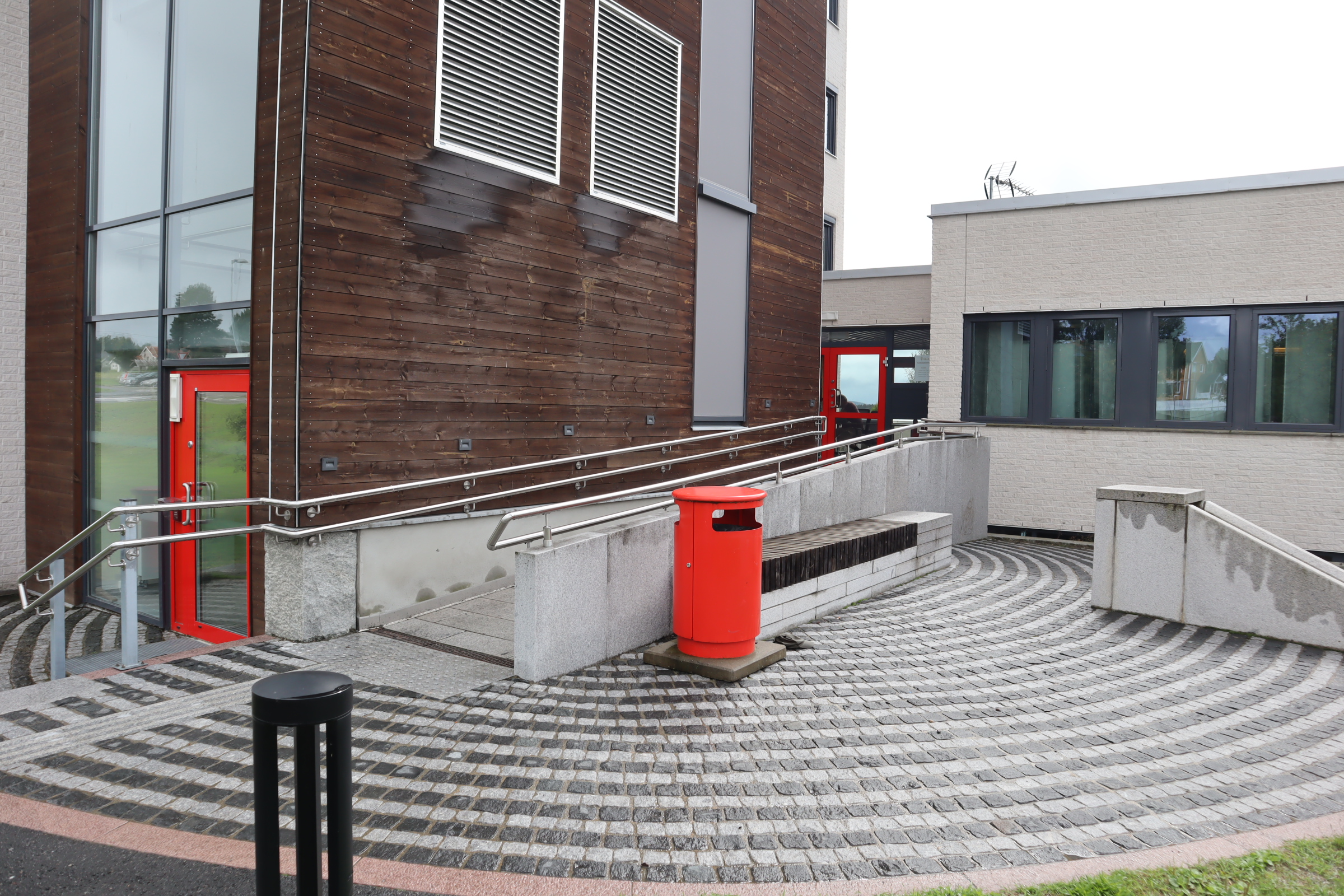 Inngangen til valglokalene er via Børlis plass.