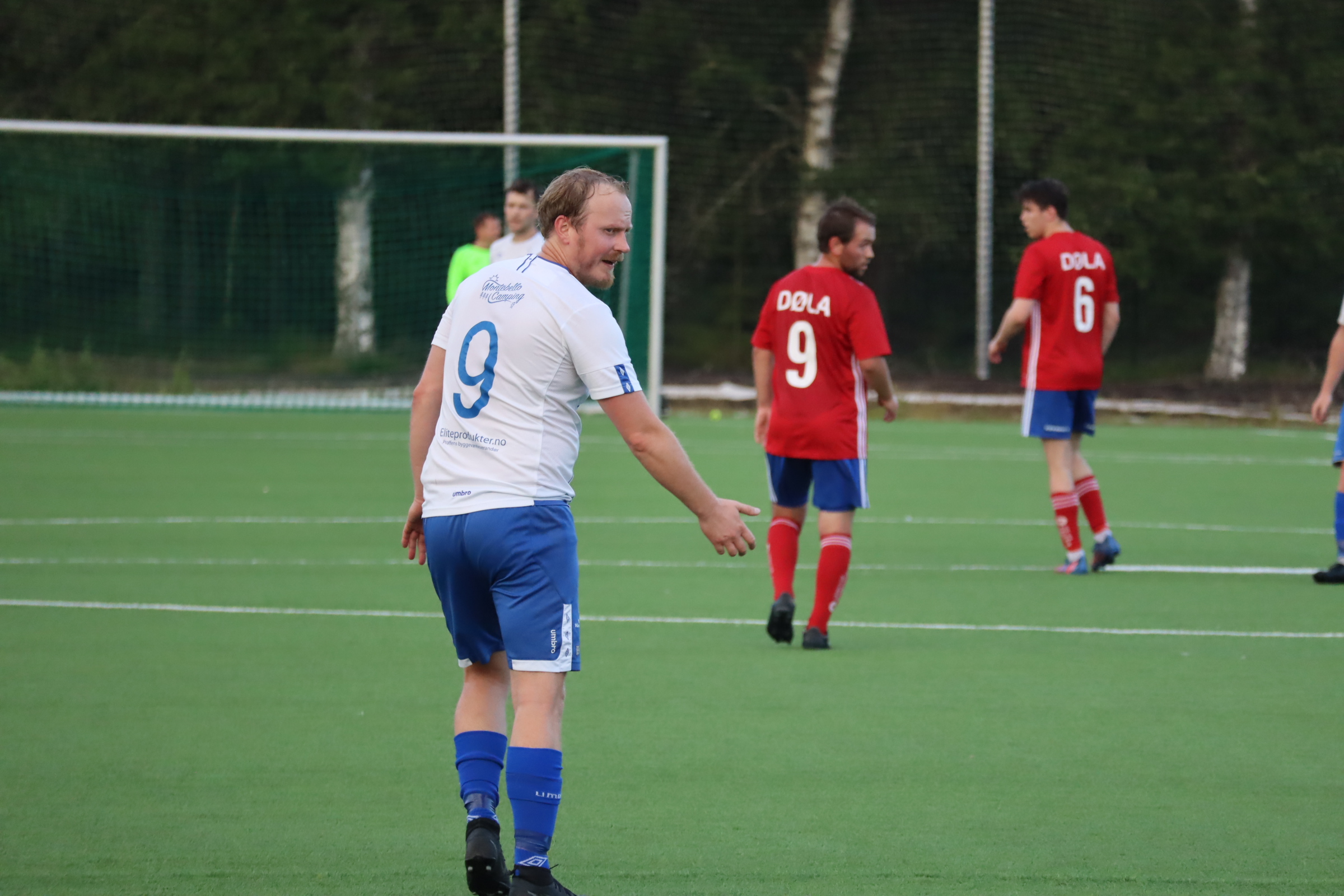 Trener Rolf Arne Sørli måtte også snøre på seg fotballskoene til torsdagens kamp.