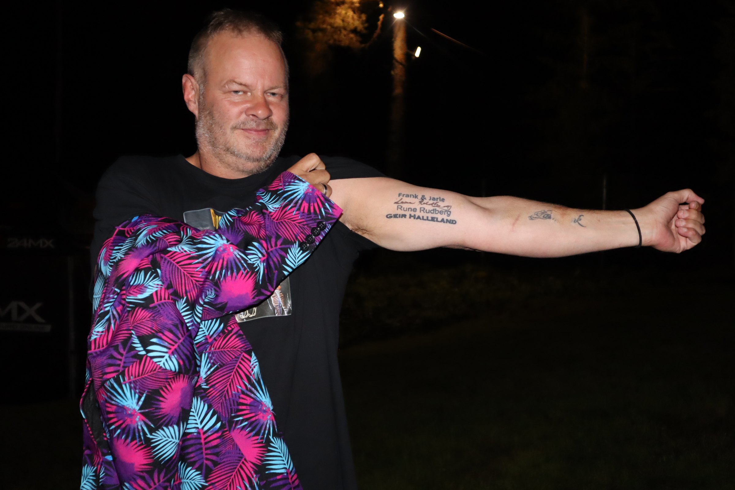 Trond Gausel viser frem sin tatovering av Rune Rudberg.