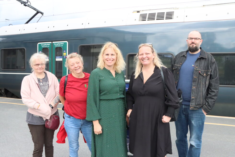 Toril Harink (Eidskog SV), Sigrund Kristoffersen (Sør-Odal og Innlandet SV), Kamilla Thue (Leder i Jernbaneforum), Mona Fagerås (Stortingsrepresentant og talsperson for SVs samferdselspolitikk) og Tor Sparhell (SV Lillestrøm) så nærmere på mulighetene langt Kongsvingerbanen mandag.