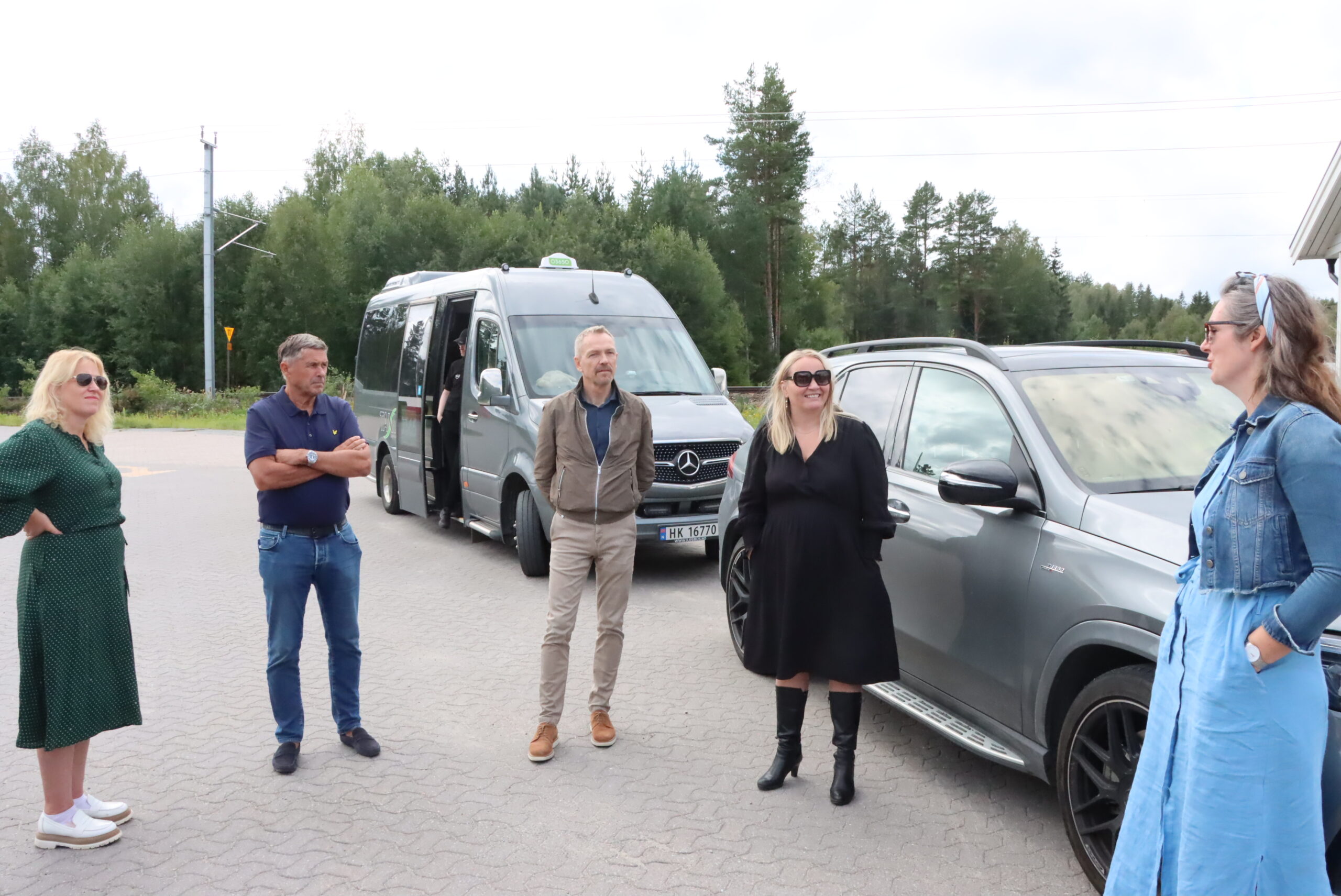 Kamilla Thue, Roy Holth, Rune Bergsodden, Mona Fagerås og Ann-Kristin Torgersen Aamodt diskuterer krysningsspor på Granli.