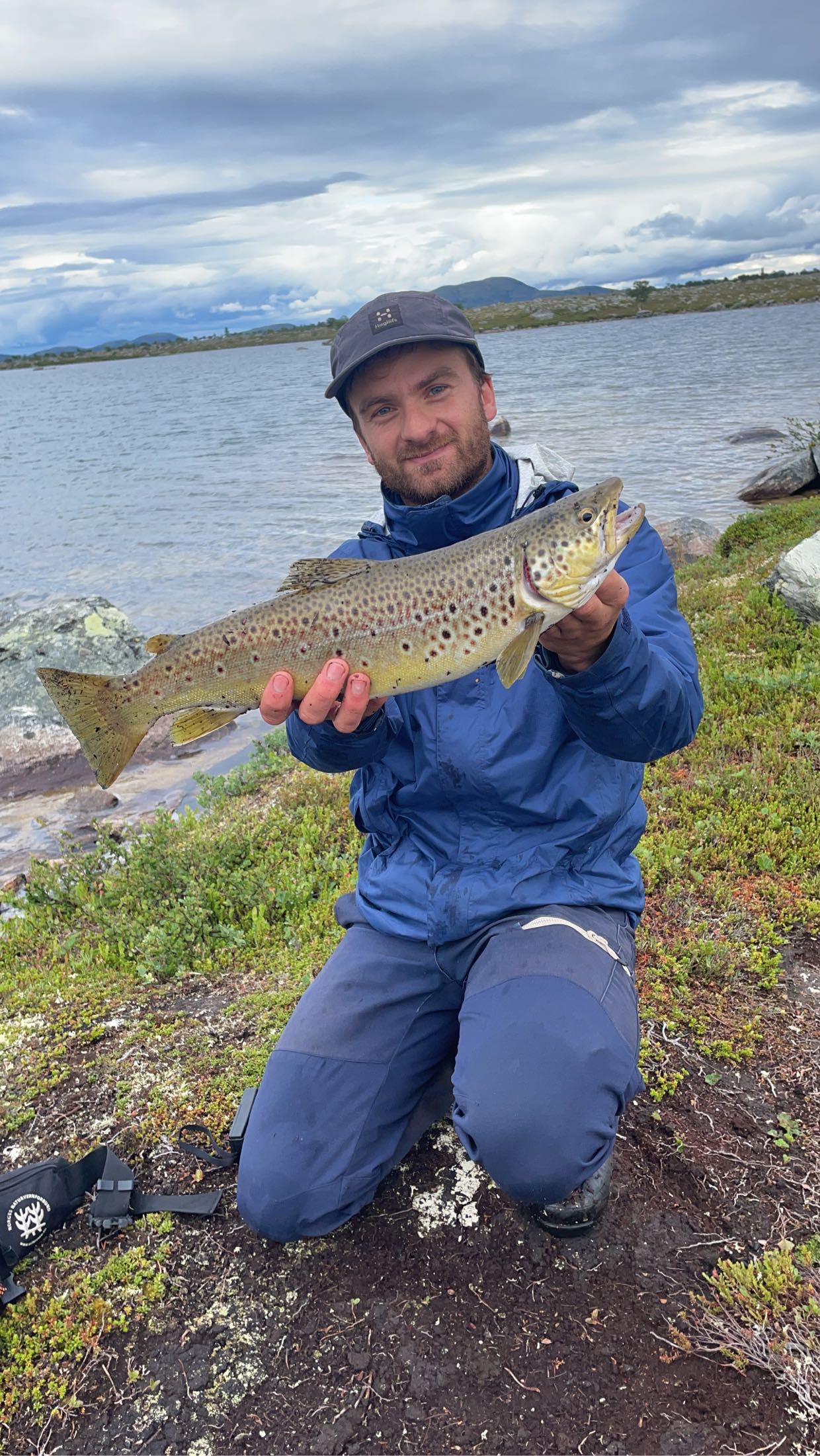 Mattis er en ivrig fisker og han håper at det blir mange muligheter til fisking underveis. Her men en fin ørret han fanget på en tidligere tur i sommer.