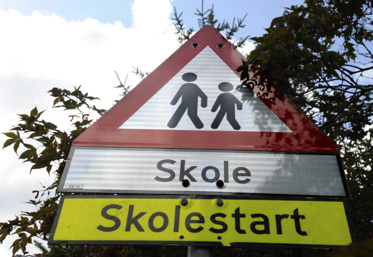 Fylkeskommunen oppfordrer alle voksne til å bli med på å gjøre skolevegen tryggere.