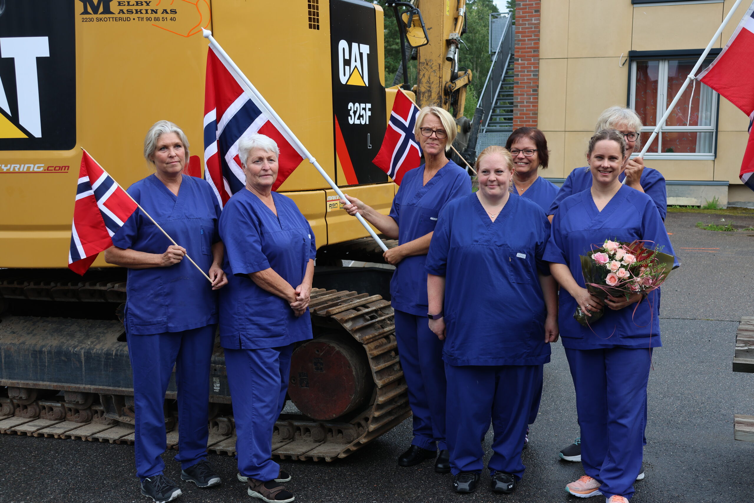 Kjøkkenpersonalet ved helsetunet stilte med flagg i dagens anledning. Kjersti Tangen (t.v.), Eline Trandem Dahl, Ellen Delviken, Eva Rudberg, Kristine Nygårdssæter, Rigmor Melby og Nina Kristin B. Stude.