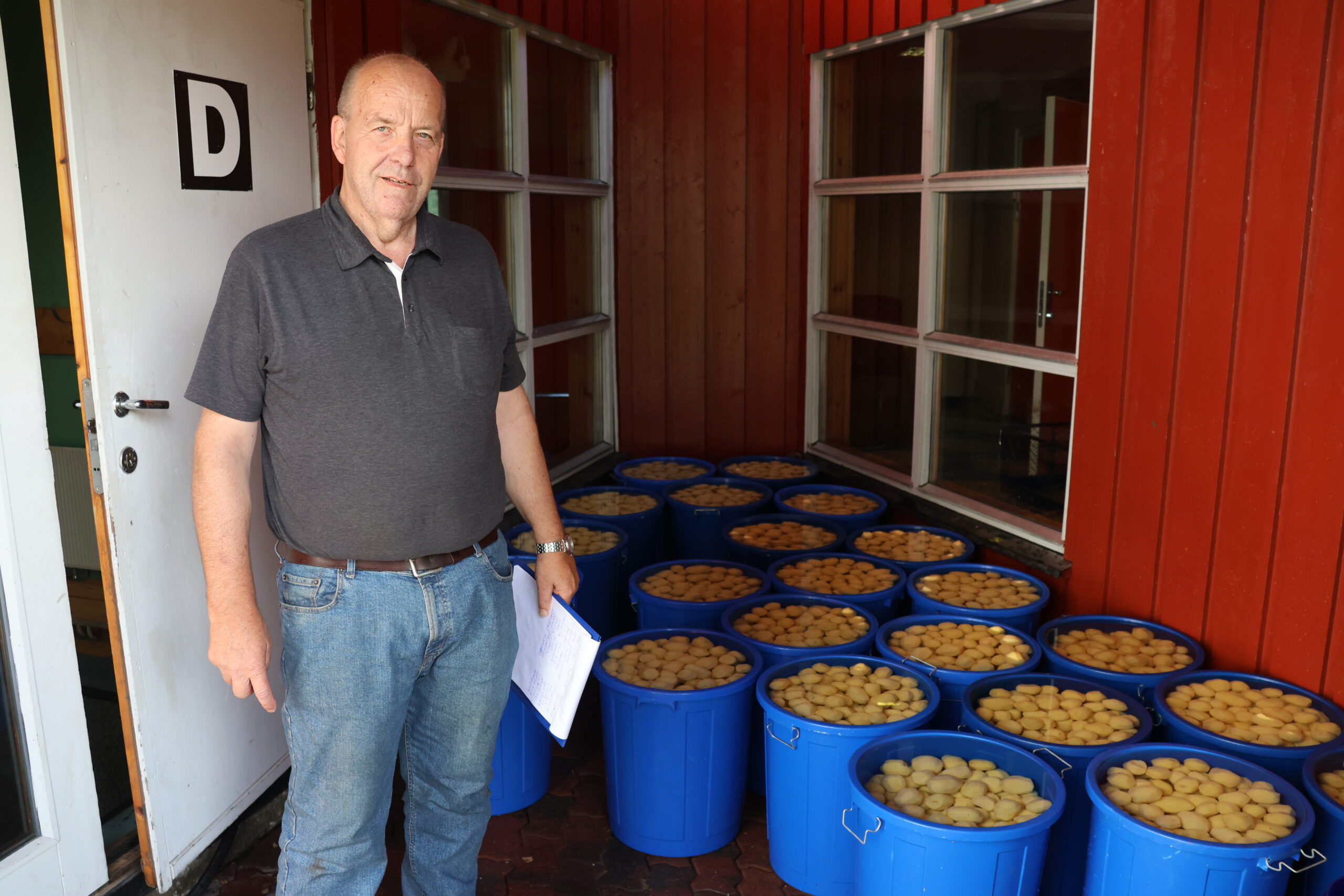 1200 kilo poeteter skrelles for hånd til Matrand Cup. Johnny Fjeld sørger for at de som skreller får nye bøtter og nye sekker med poteter.