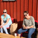 Potetskrellinga gjøres på dugnad og i sola gikk jobben som en lek.