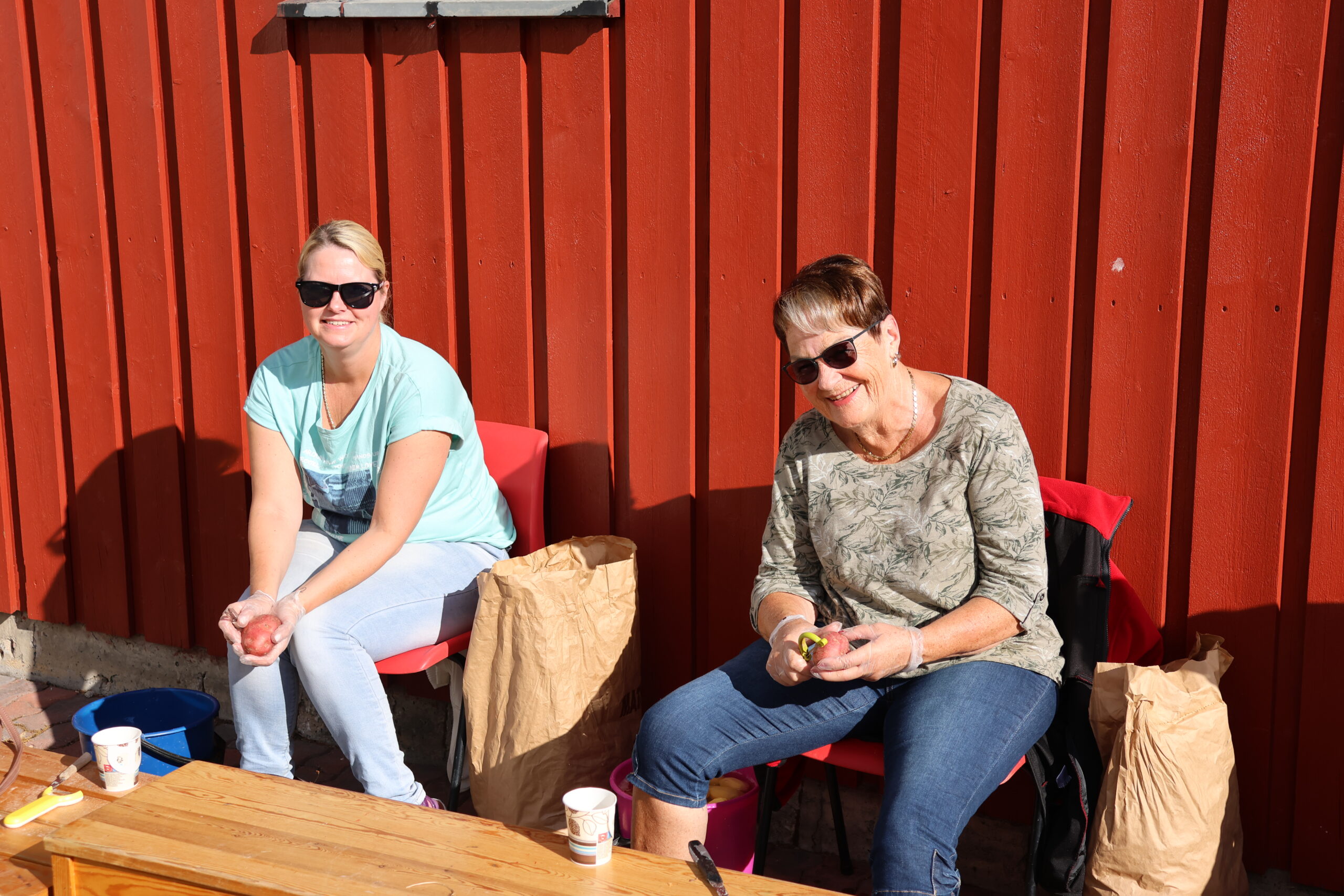 Lene Lindkjølen stiller opp for andre året, mens Anita Johnsen skreller poteter for fjerde året.