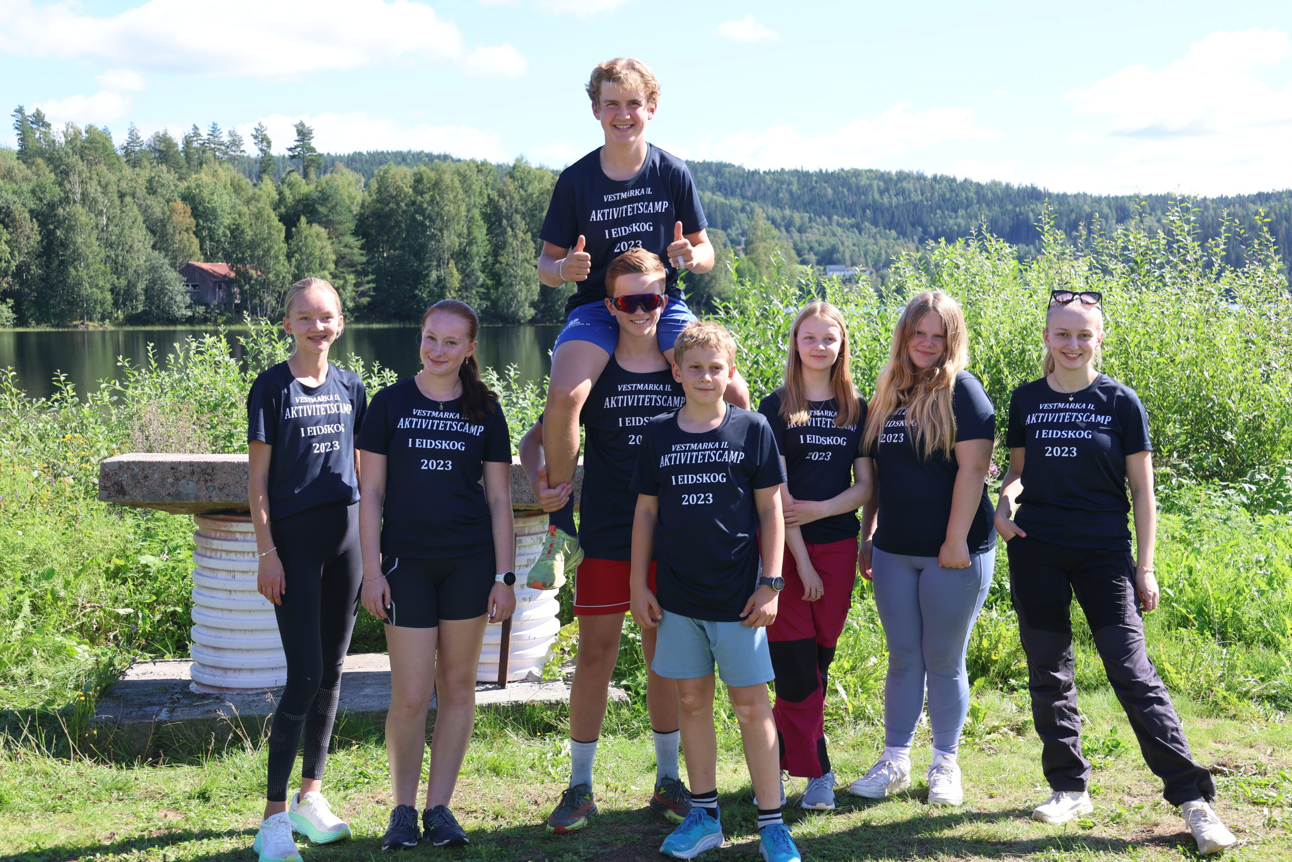 Åtte aktivitetsledere har også deltatt på campen. Synne Bergkvist (t.v.), Sanne Fossmellem Finsrud, Rasmus Kalland med Simon Melby på skuldrene, Sondre Fossmellem Finsrud, Josefine Jorunsdotter Wahl, Kilma Hauer og Tuva Johnsen Taugbøl.