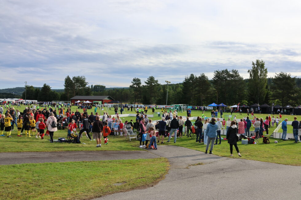 Fotballspillere, foresatte og publikum strømmer til Matrand i helgen.