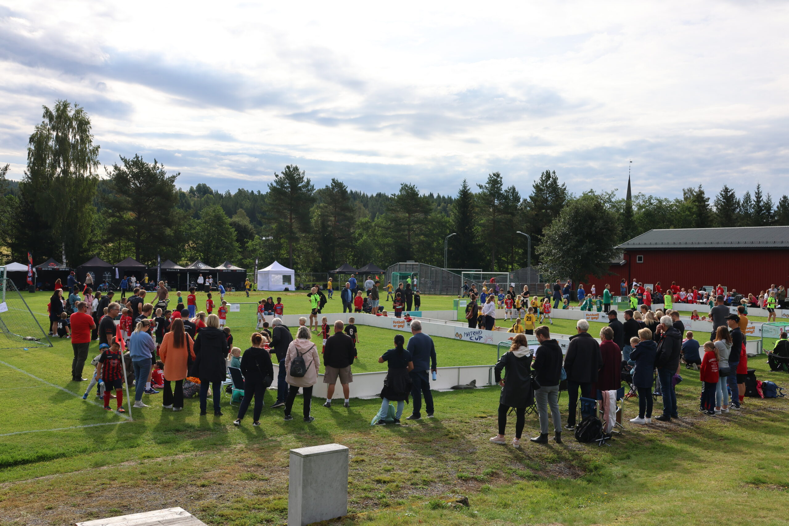 Stolte foreldre fulgte ivrig med på fotballkampene.