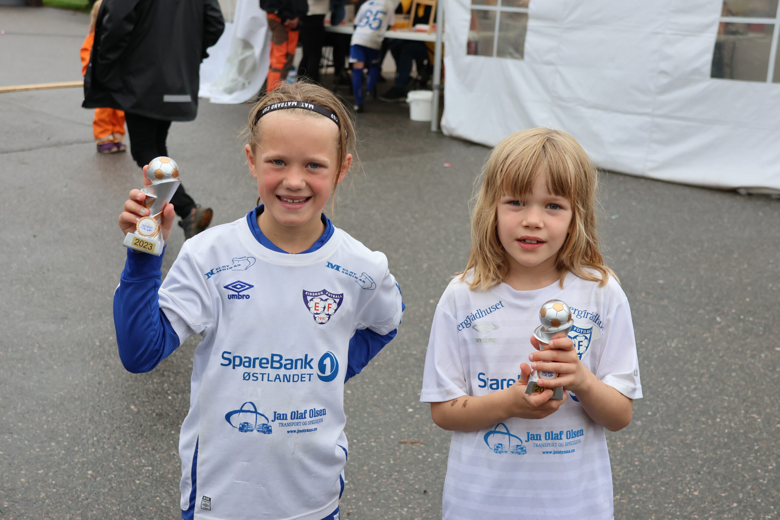 Kilma Malmerengen og Hilma Berget fikk premie etter ferdigspilt turnering. De spiller for Eidskog.