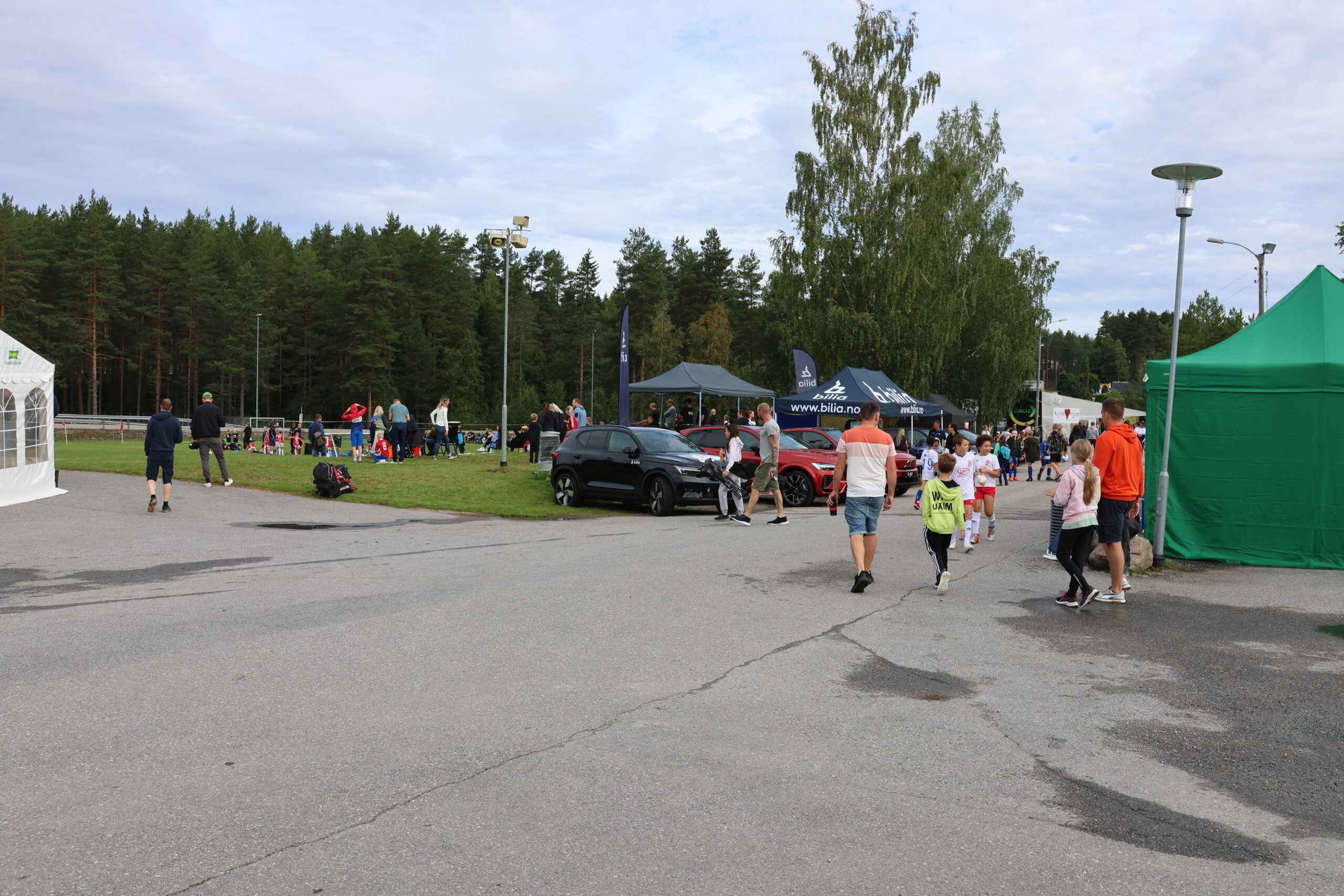 Liv og røre i området rundt stadion.