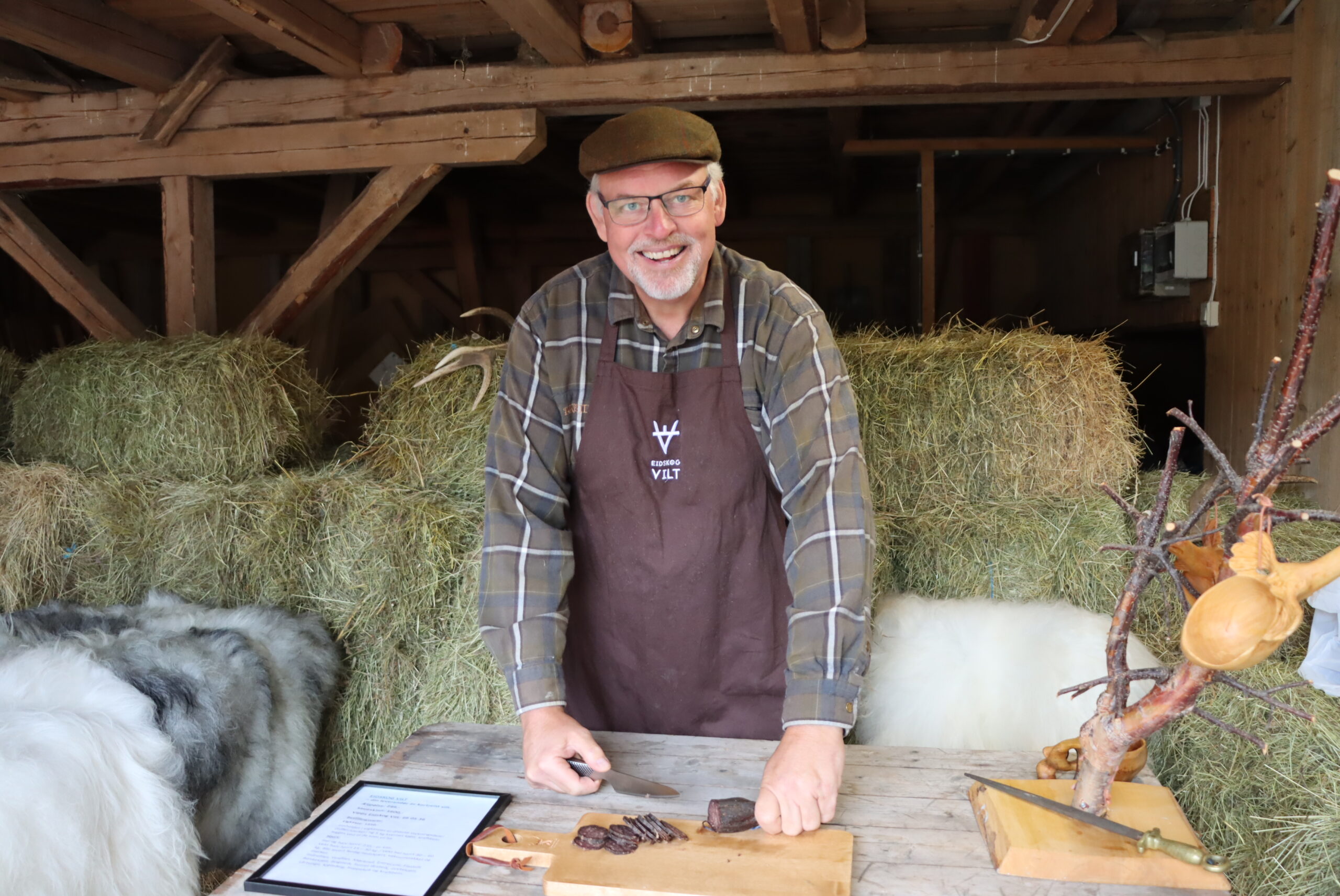 Kjetil Grønnerud frister med kortreist pølse.