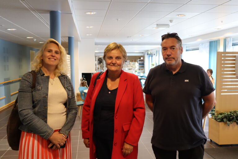 F.v. Kamilla Thue, Rigmor Aasrud og Espen Fjeldbu var fornøyd med sitt besøk til helsetunet, som var første besøket på agendaen.