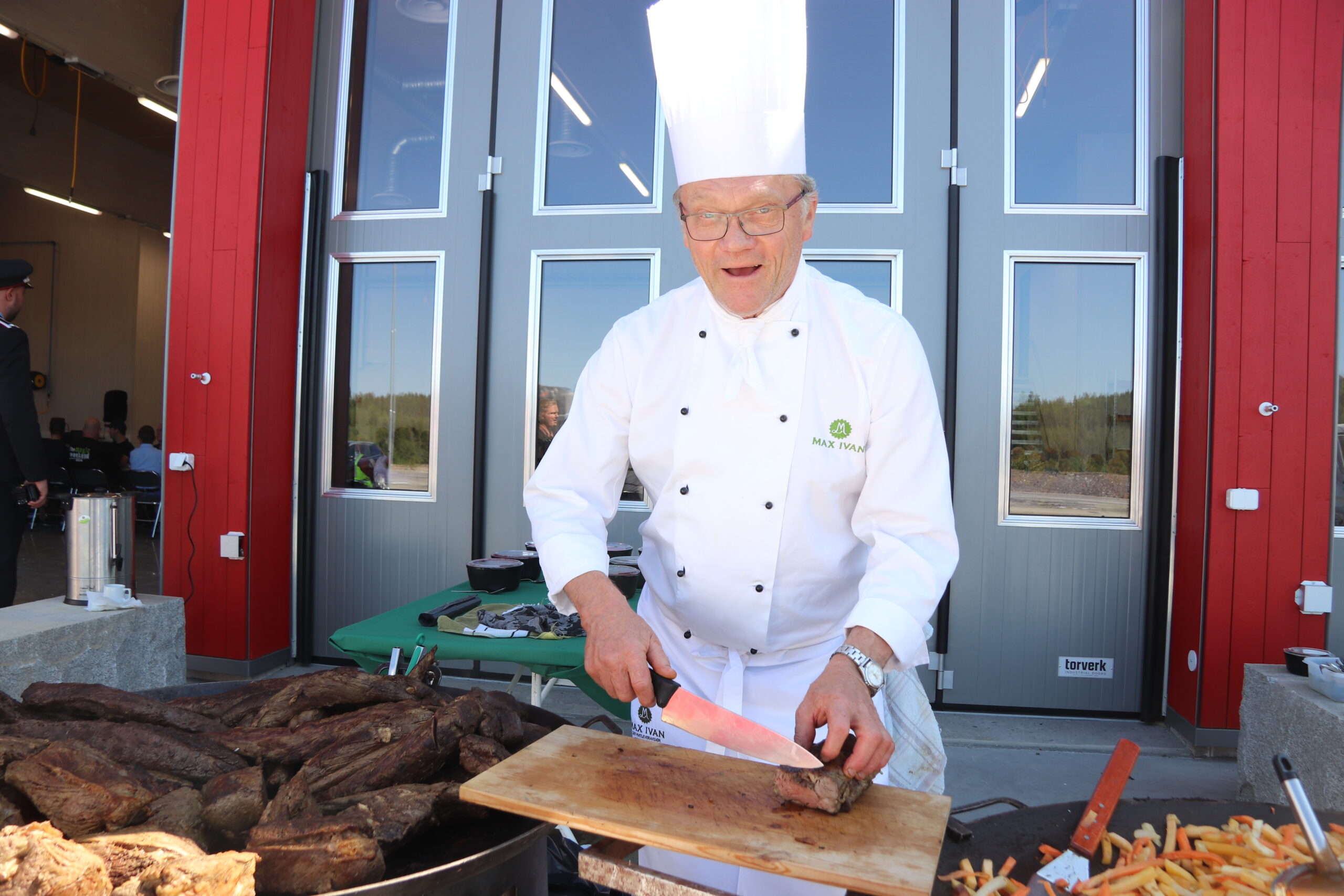 Max Ivan Lindkjølen serverte mat for over 100 gjester, og da slo han virkelig på stortromma.