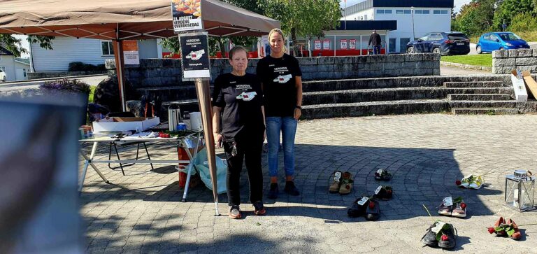 Torunn Fløiten (t.v.) og Kristin Sjørli er ruskontakter i Eidskog kommune og var til stede på Emmas plass.