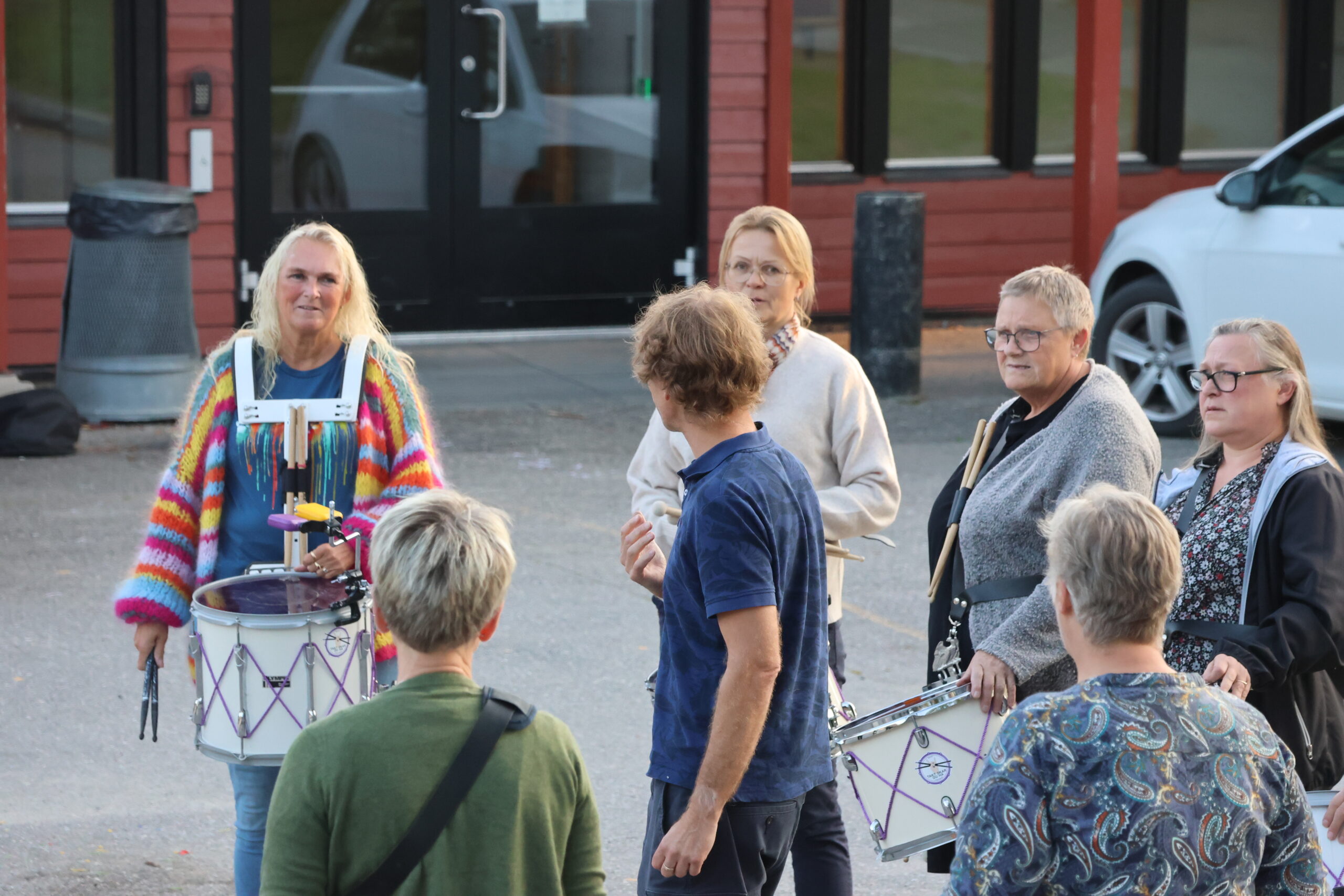 Cathrine Rindal (t.v.) i bildet får instrukser av dirigent Geir Hoel Arnesen.