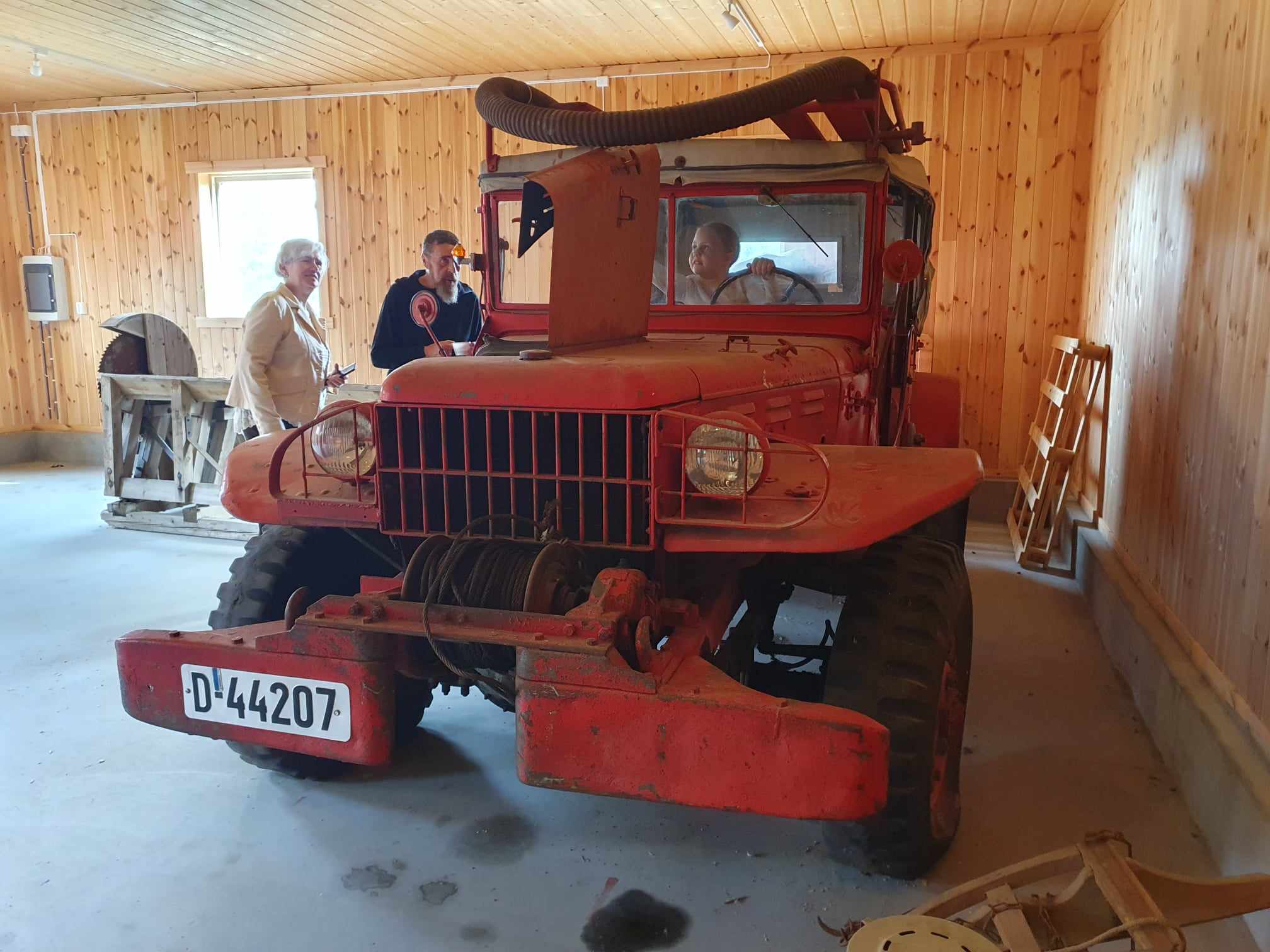 Den gamle brannbilen som tidligere har hørt til på Vestmarka var en populær attraksjon på sagbruket på lørdag.