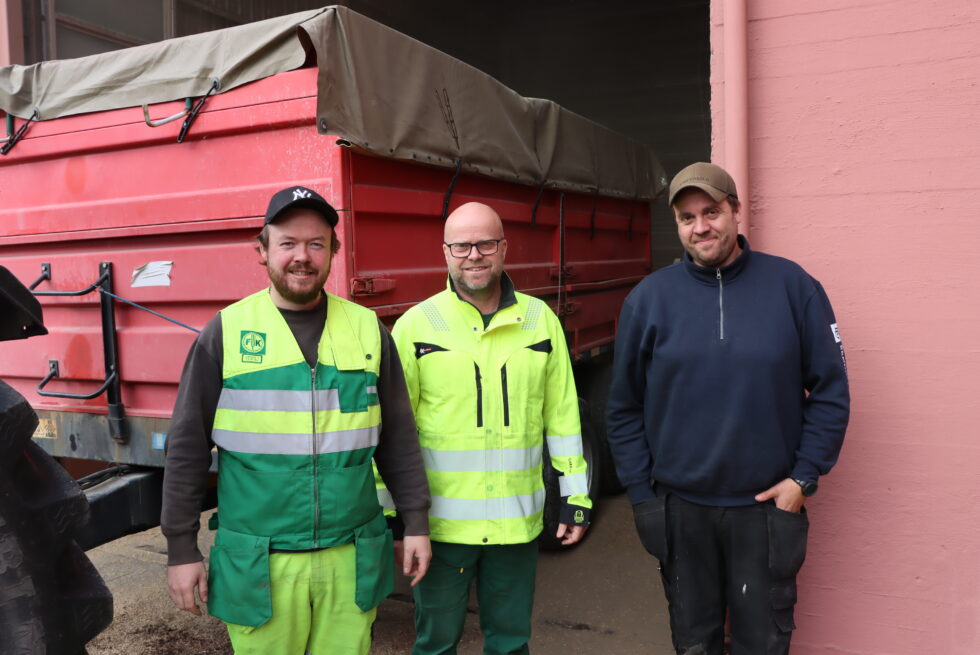 Kornet kommer til kornsiloen i Eidskog, men i år blir det dårligere avling enn i fjor. Fra venstre: Silooperatør Christoffer Fjeldbu Vestli, butikksjef og siloleder Ulf Morten Hesbøl og bonde Pål Anders Haneborg.
