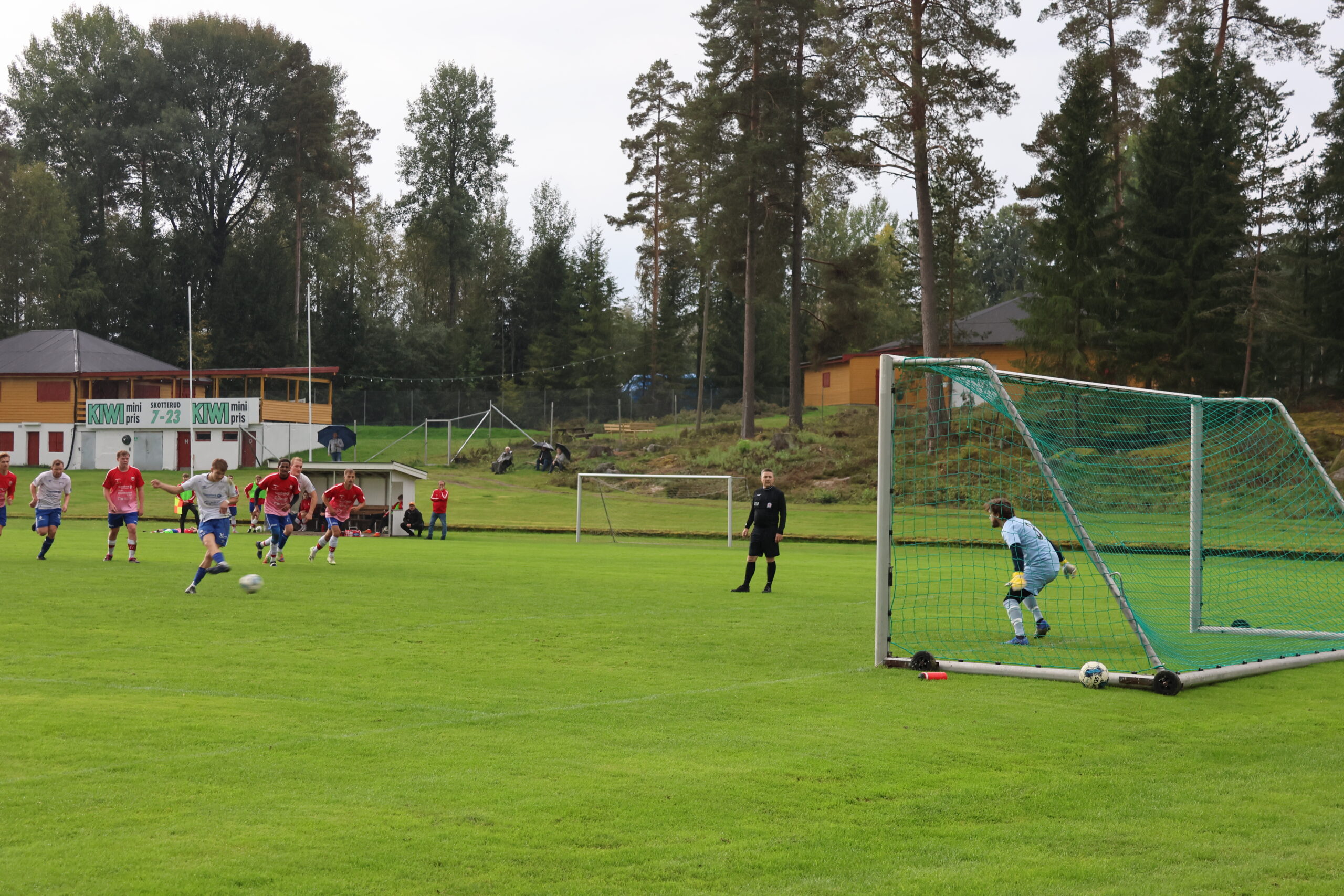Martin Strand Johnsen scoret tre av Eidskogs mål i hjemmekampen mot Kjellmyra lørdag. Her setter han kampens første mål på straffe.