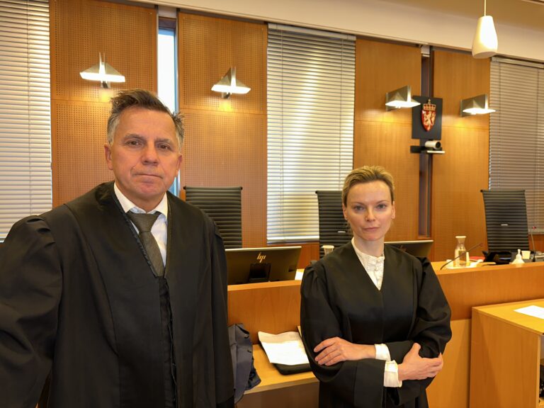 Advokatene Ole Petter Drevland og Jurgita Zajanckauskaite forsvarer den narkotikatiltalte eidskogingen. Han nekter straffskyld, og har nektet å forklare seg til politiet.