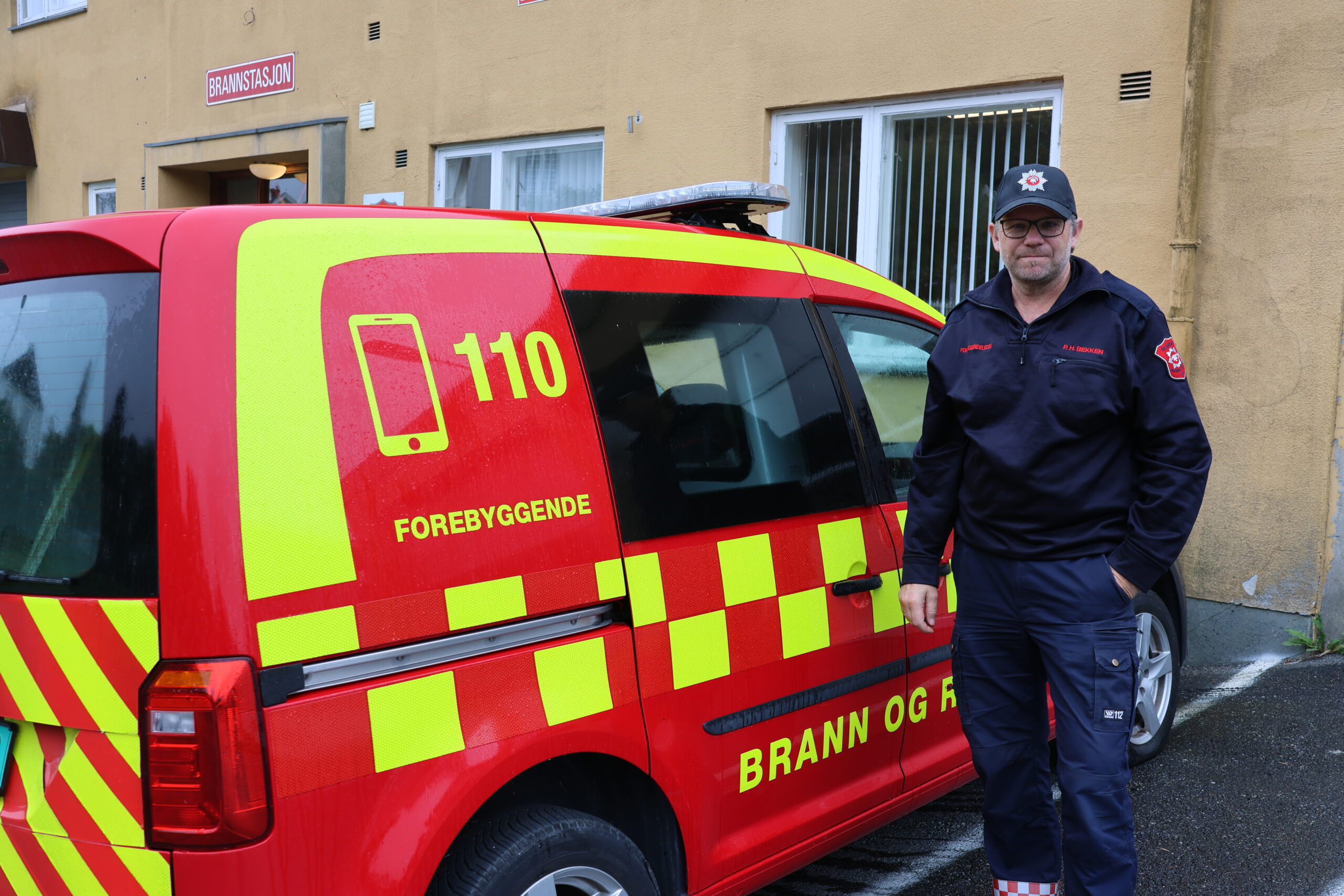 Per Harald Bekken var innsatsleder fra brann på sagbruksbrannen på Skotterud.