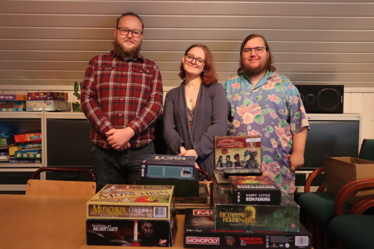 Daniel Raphael Amundsen, Linn Cecilie Dahl og Simen Andreas Ruud Larsen arrangere brettspillkvelder på Bedehuset.