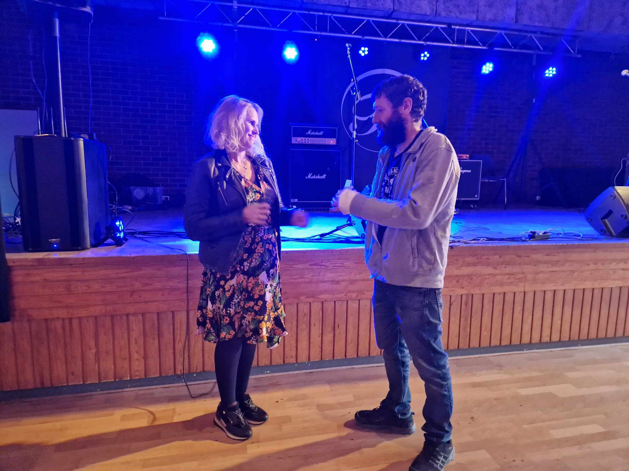 Ordfører Kamilla Thue og leder i Eidskog rockeklubb Finn Lund.