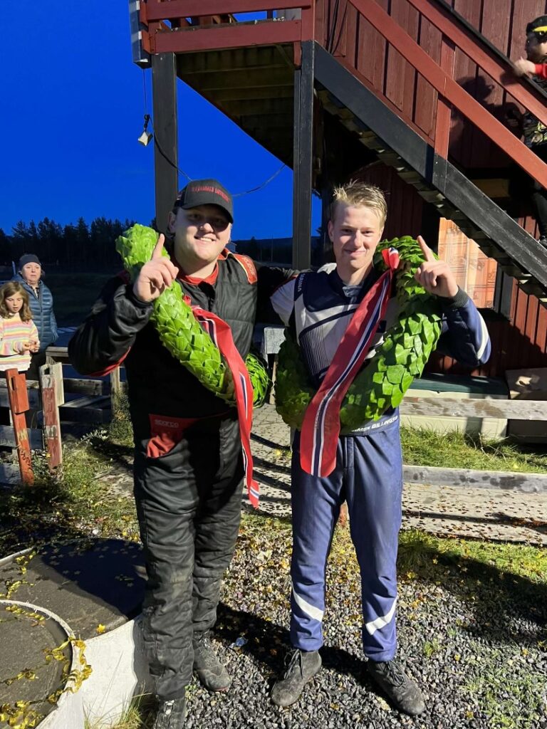 Simen Billingsø (t.h.) fra Skotterud ble norgesmester i Crosskart i helgen. Her feiren han sammen med Nikolai Haldammen fra Kongsvinger som tok NM-tittelen i sin klasse.