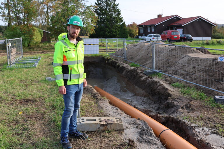 Mats Emil Sand, prosjektingeniør i GIVAS ser at ting går rett for seg. Dette er et av totalt to hull som graves for å legge 500 meter med ny avløpsledning.