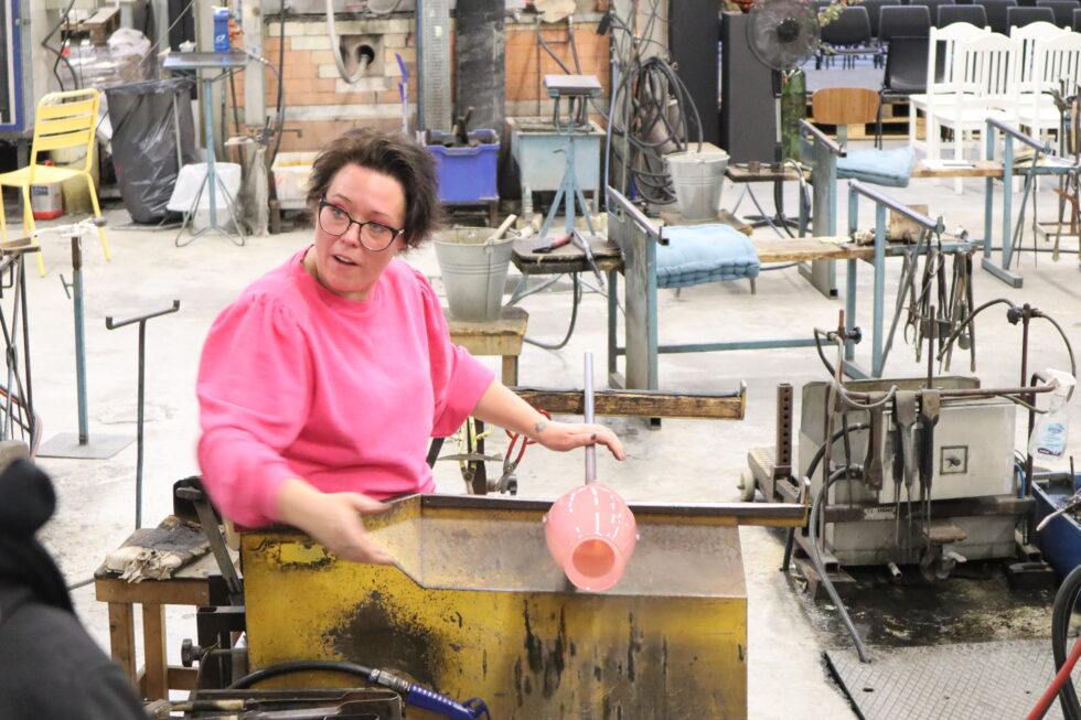 Glasskunstner Vivvi- Ann Huse vil demonstrere hvordan hun lager "puppevasen" på glassverket lørdag.