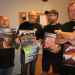 Ruben Nysether (f.v.), Morten Nilsen,Sten Bjørndalen og Tom Høiby arrangører av Magnor Vinylmesse har bestemt seg for en kandidat som vil få årets Vinylpris under Magnor Vinylmesse lørdag ..Bildet er tatt før en tidligere messe og datoen på plakaten som Morten Nilsen holder er derfor misvisende. Årets arrangement er lørdag 21. oktober.