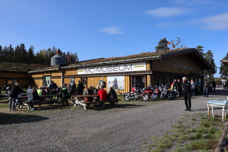 Det var en flott dag med mange besøkende når Skandinavisk Motorsykkel Center på Magnor arrangerte loppemarked denne helgen.