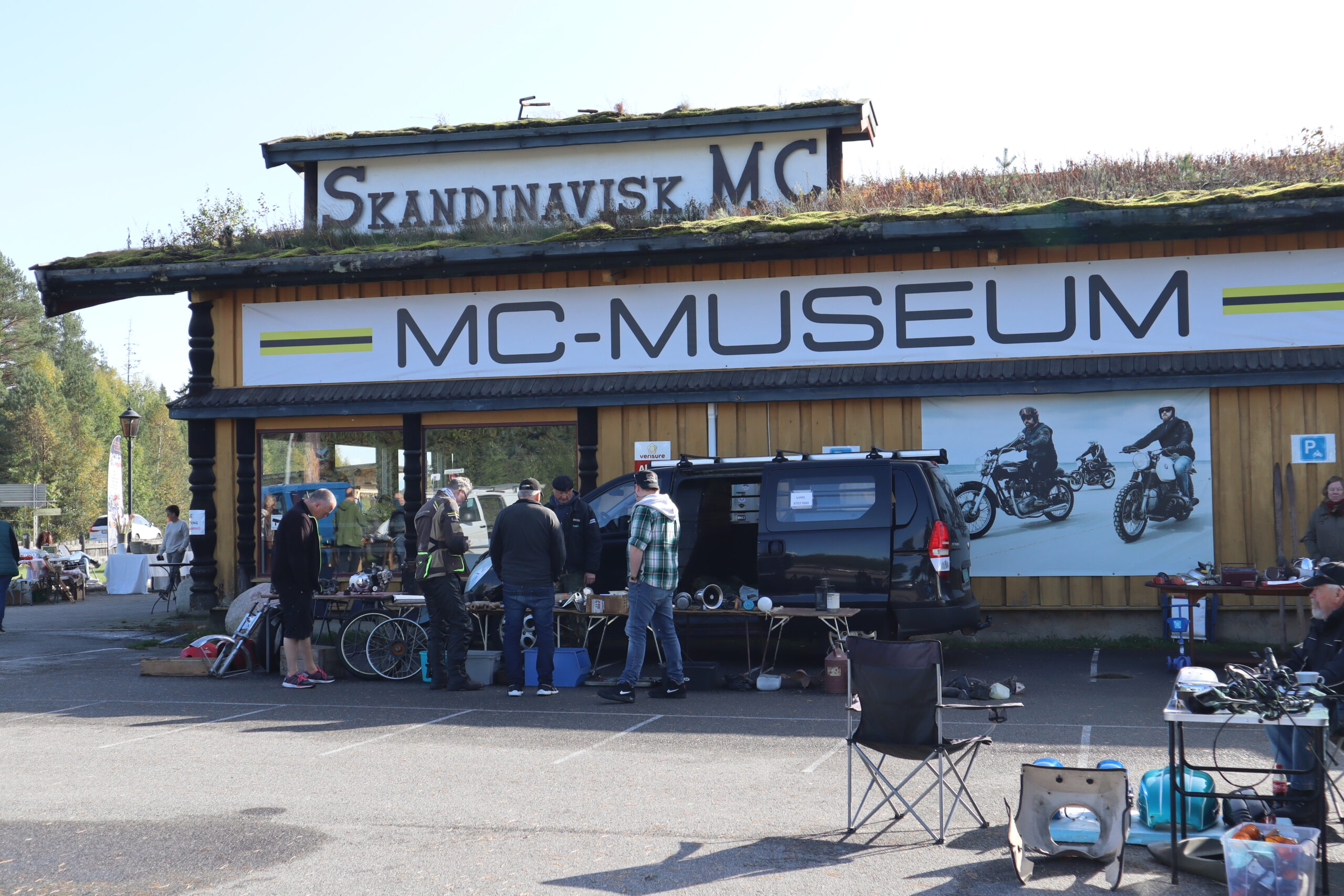 Uteplassen ved museumet var fylt med utstillere som solgte alt fra brettspill og diverse krimskrams, til motorsykkeldeler.