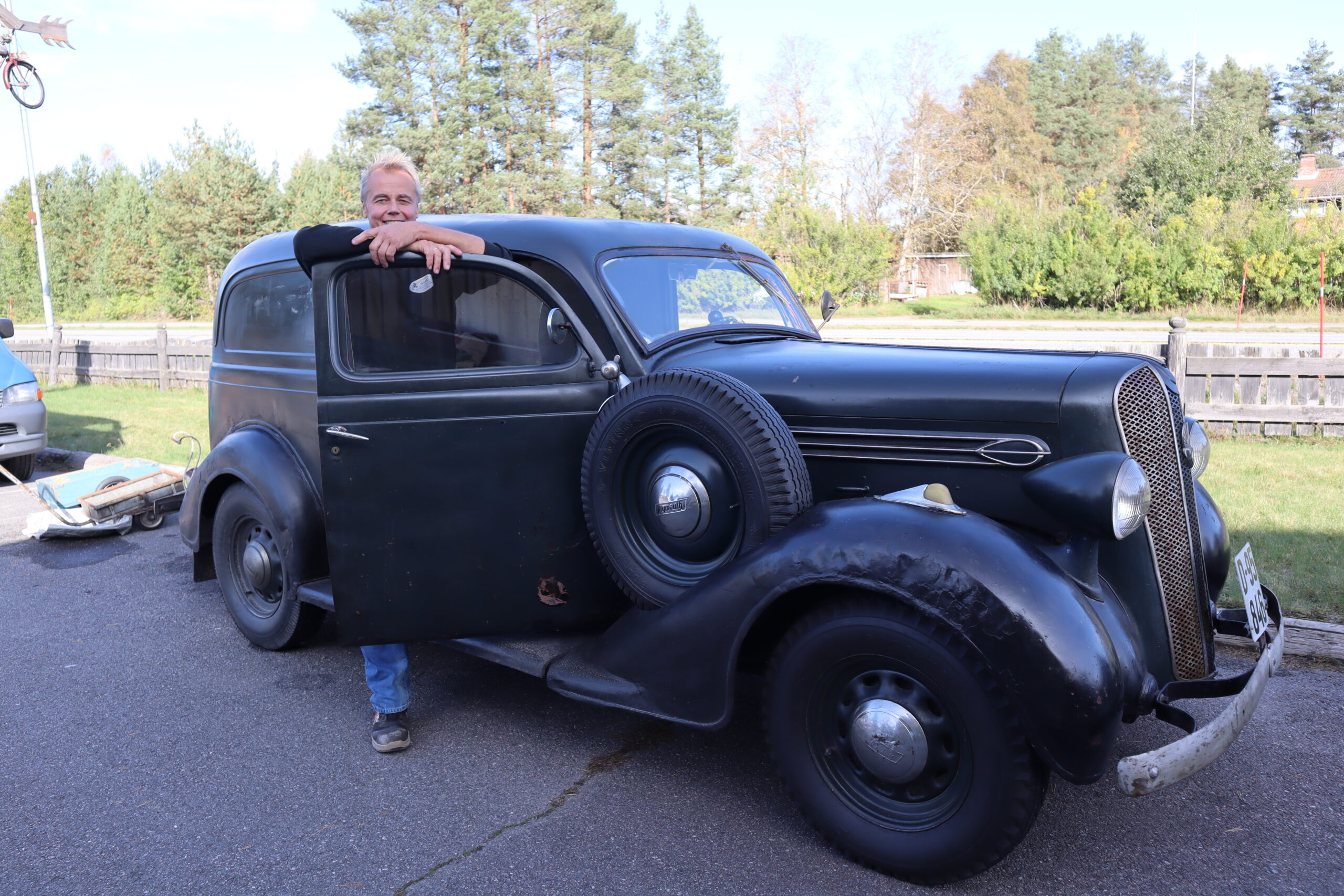 Tom Larsen med sin Plymouth Chrysler Corp. varebil fra 1939.