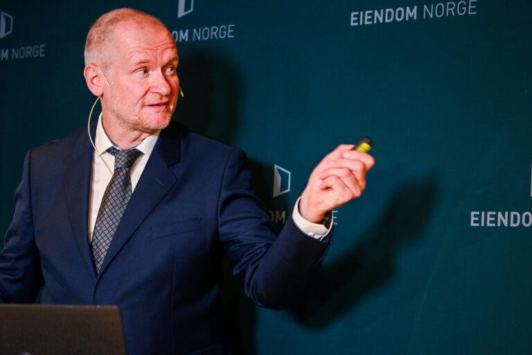 Administrerende direktør Henning Lauridsen i Eiendom Norge presenterer Eiendom Norges boligprisstatistikk for august 2023.