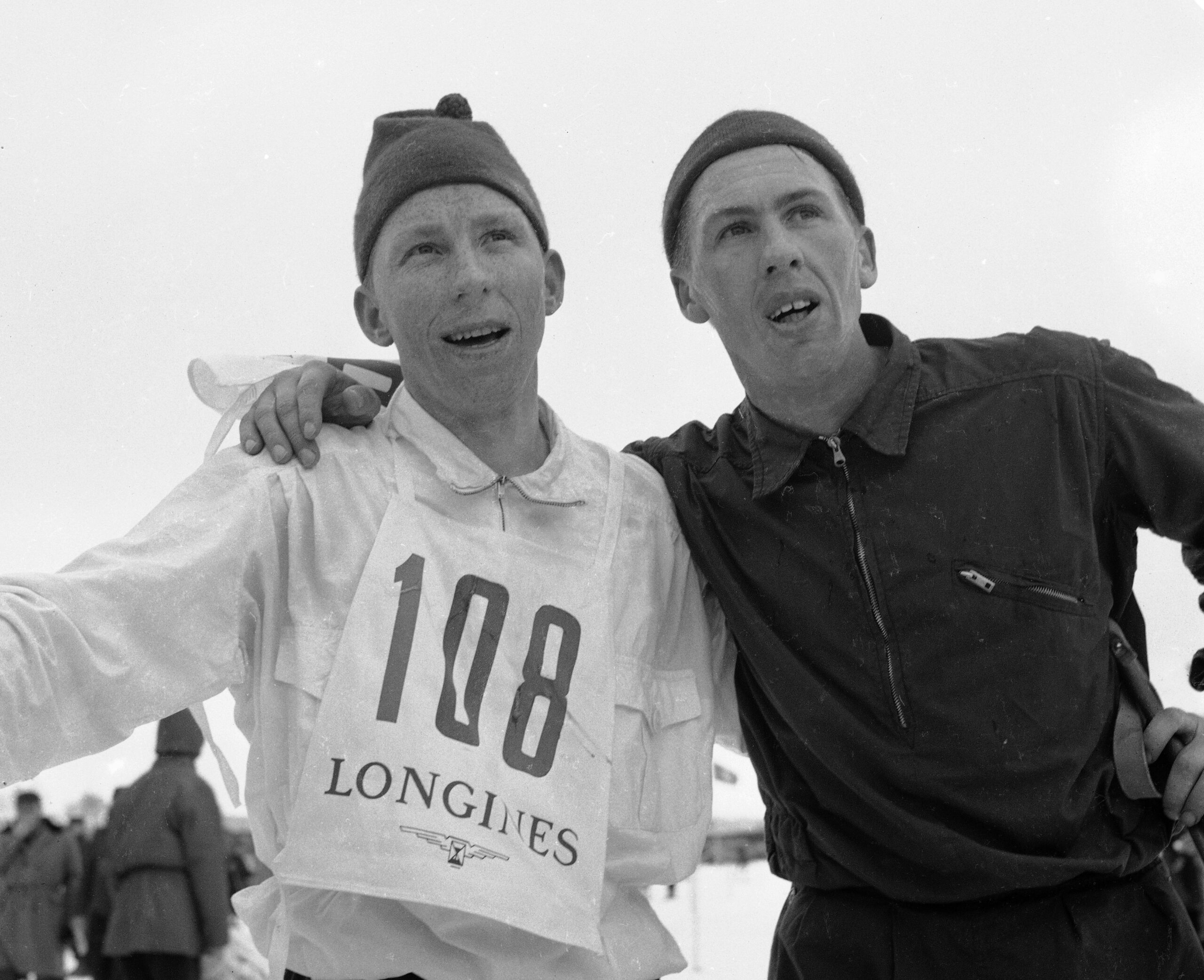 Boka hans om Einar Østby ble senere til film og vist på NRK. På bildet ser vi Magnar Lundemo (t.v.) og Einar Østby til høyre.
