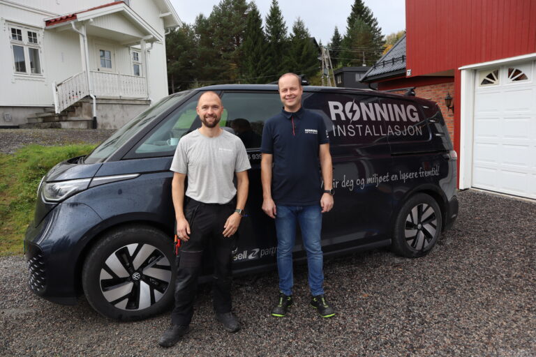 Kristoffer Jørgensen-Tuhus (t.v) og Ole Einar Rønning i Rønning Installasjon.