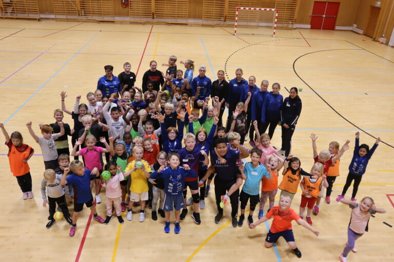 Det var mange som deltok på håndballskolen i Eidskoghallen.