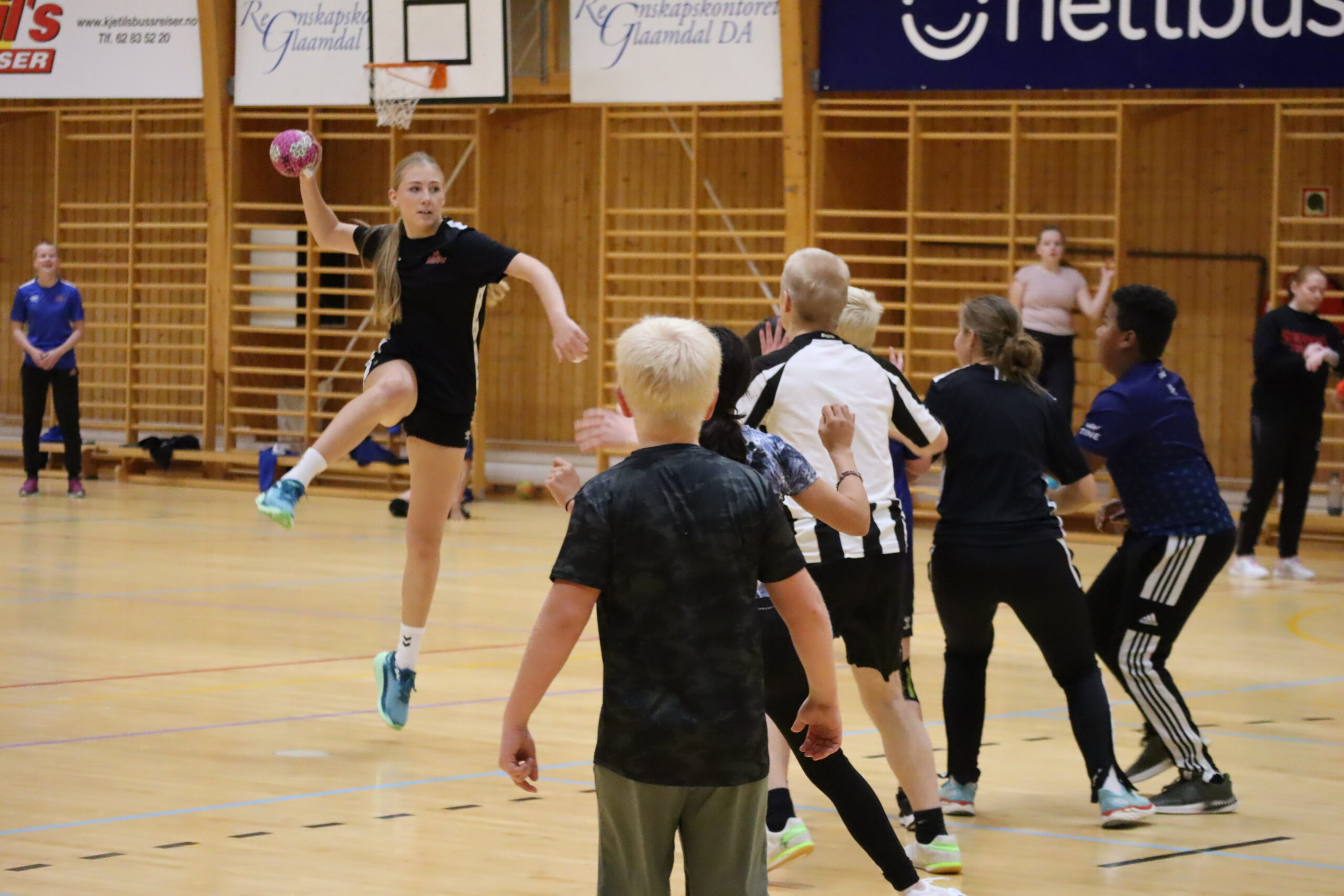 I siste kamp på siste dagen spilte de eldste deltagerne kamp mot instruktørene.