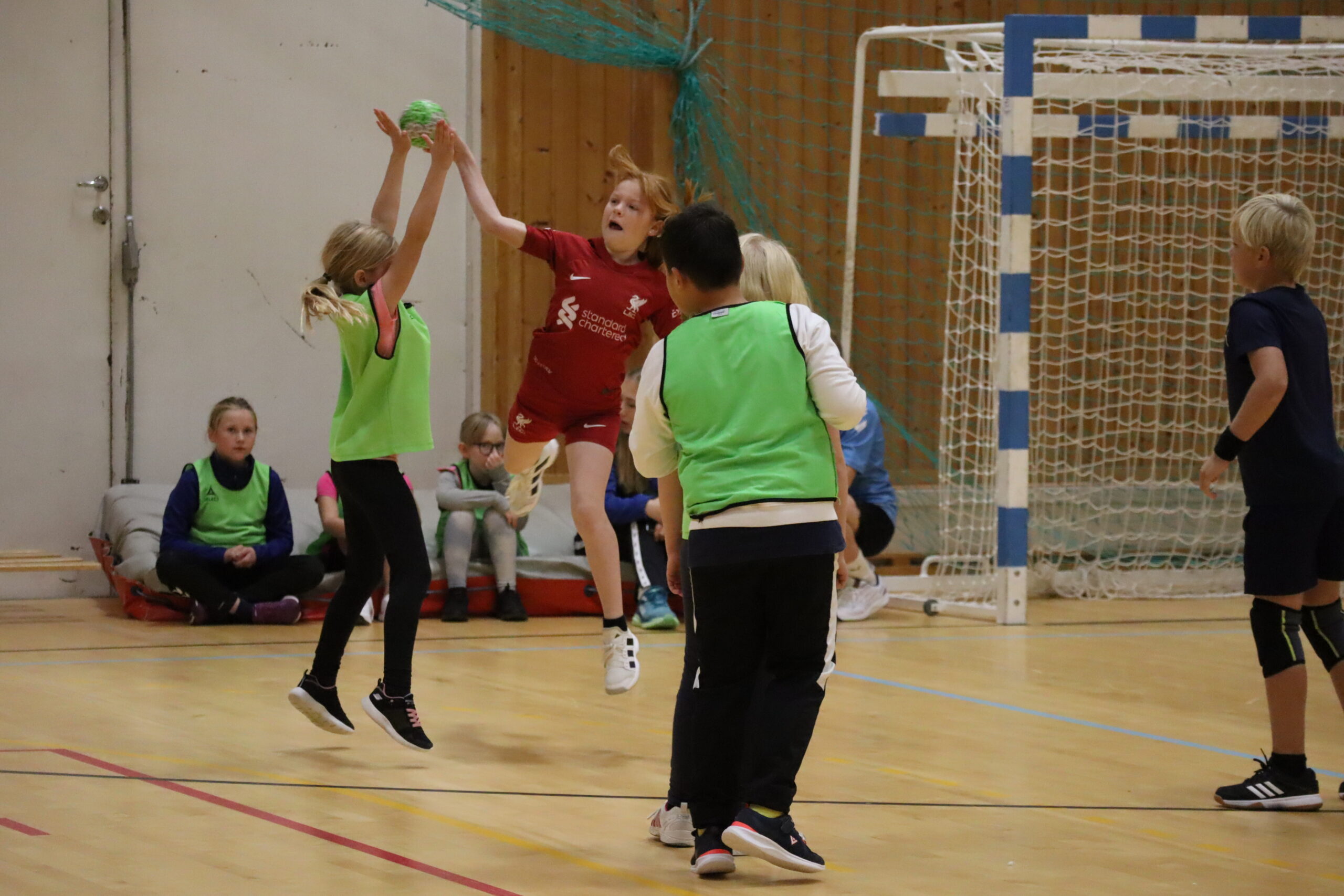 Siste timen av håndballskolen ble det spilt kamper.