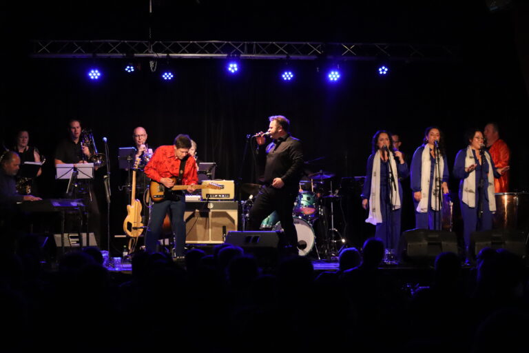 For The Heart Band kan det å lage show.