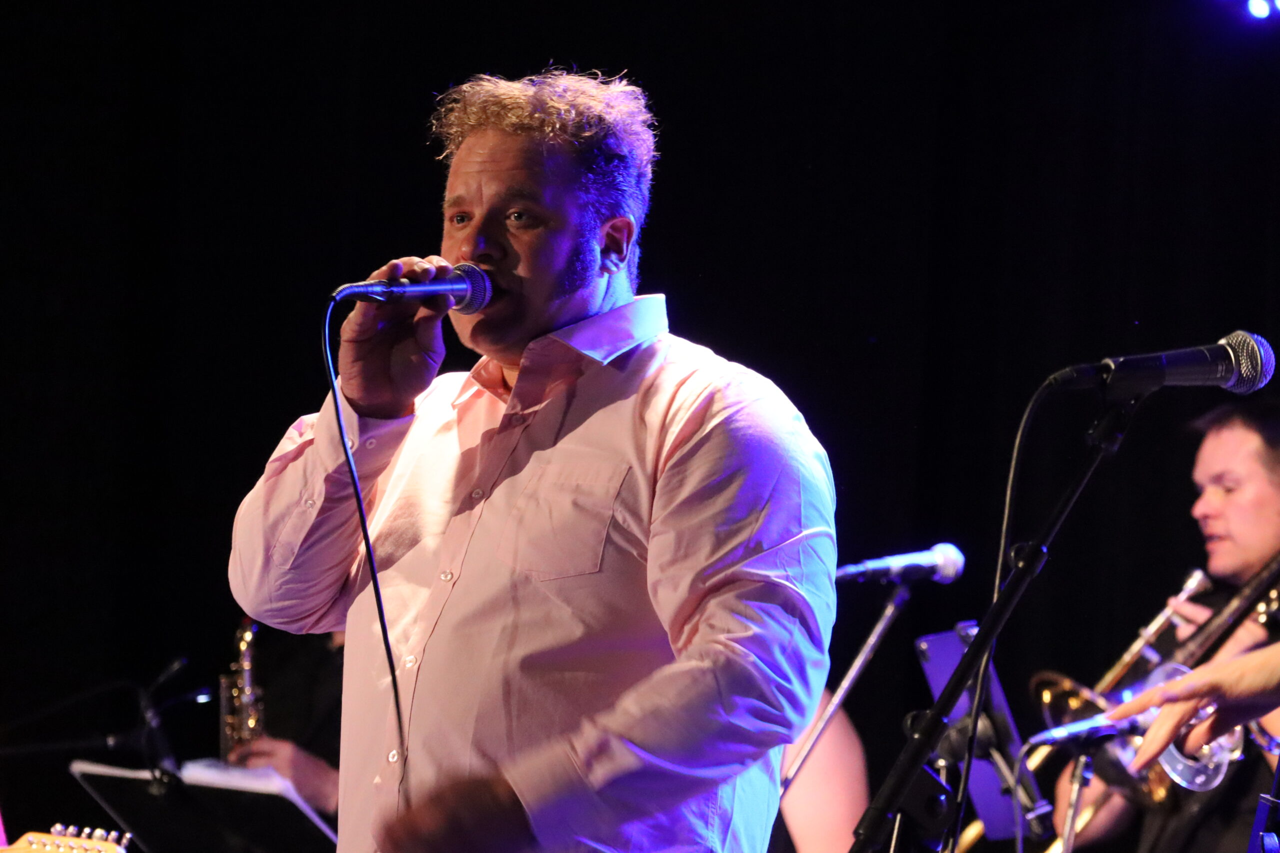 Håkon Hauer stortrives med å synge Elvis-låter.